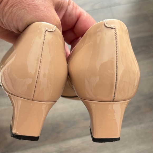 Tory Burch pumps with gold emblem - Picture 3 of 5